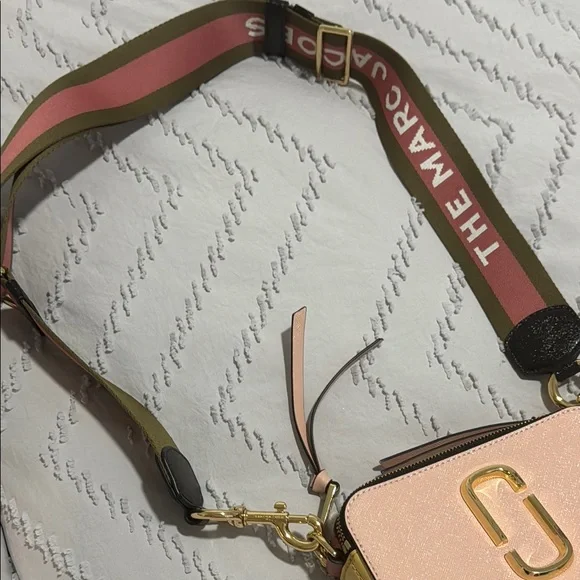 Marc Jacobs Pink and Gold Crossbody Bag with Gold Accents - Picture 4 of 10